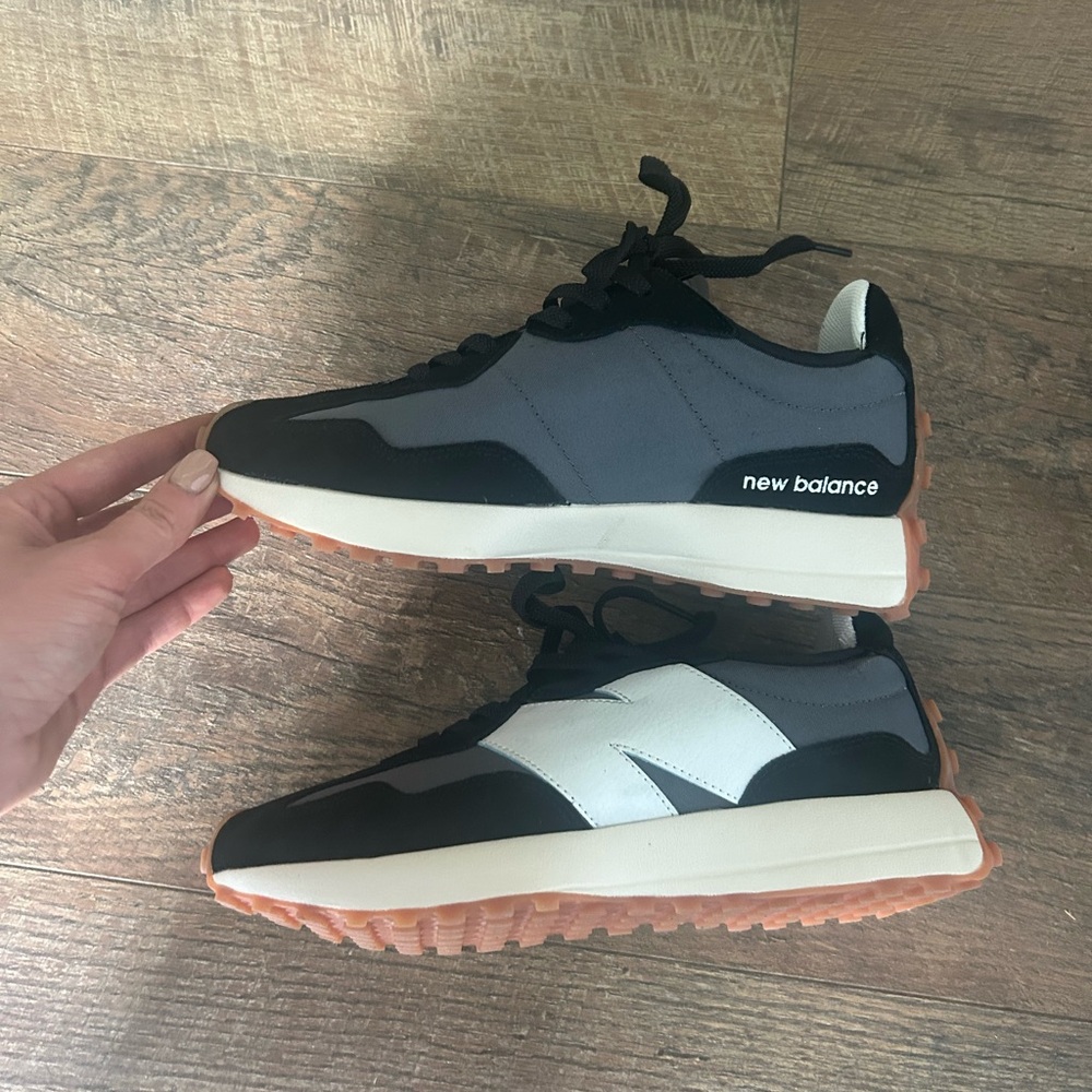 New balance 327 black and white brand new never worn